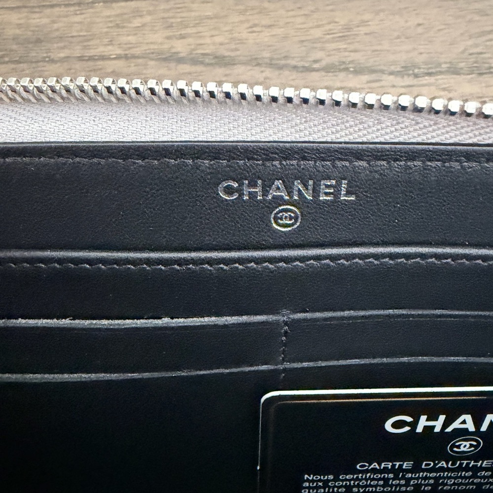 🩷🩷SOLD🩷🩷CHANEL Metallic Coco Mark Silver Wallet with Black Logo - Picture 8 of 11